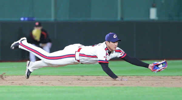 다이빙 캐치로 팀 위기를 넘어가는 황재균선수